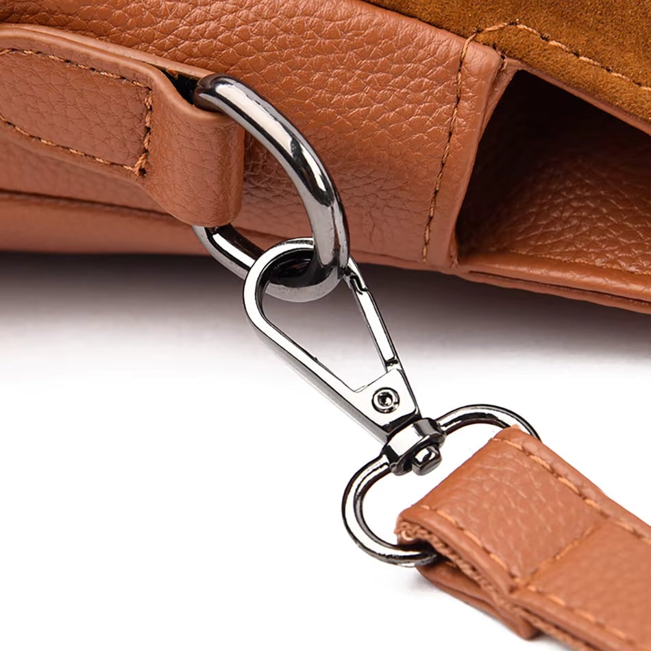 Damenhandtasche mit Schulterriemen und dekorativen Quasten