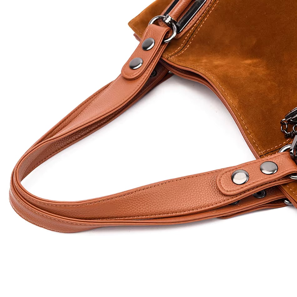 Damenhandtasche mit Schulterriemen und dekorativen Quasten
