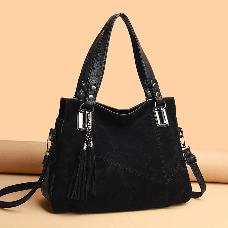 Damenhandtasche mit Schulterriemen und dekorativen Quasten